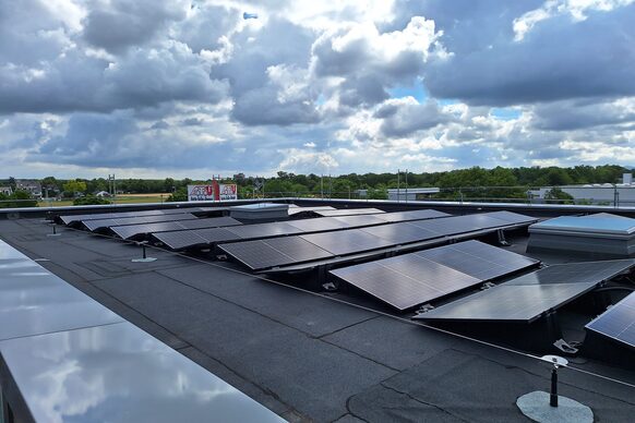 Photovoltaik auf dem Fach einer Turnhalle