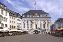 Vue extérieure de l'ancien hôtel de ville sur le marché
