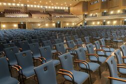 Les rangées de chaises dans la grande salle de la Beethovenhalle.