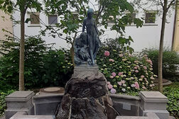 Das Foto zeigt den Springbrunnen mit der Skulptur "Faun und Nymphe" am Haus an der Redoute in Bad Godesberg.