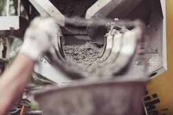 Beton, beton karıştırıcıdan bir kovaya akar