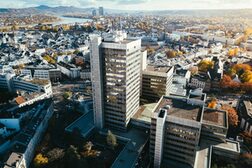 Arka planda şehir merkezi ve Siebengebirge dağları ile Bonn belediye binasının havadan görünümü.